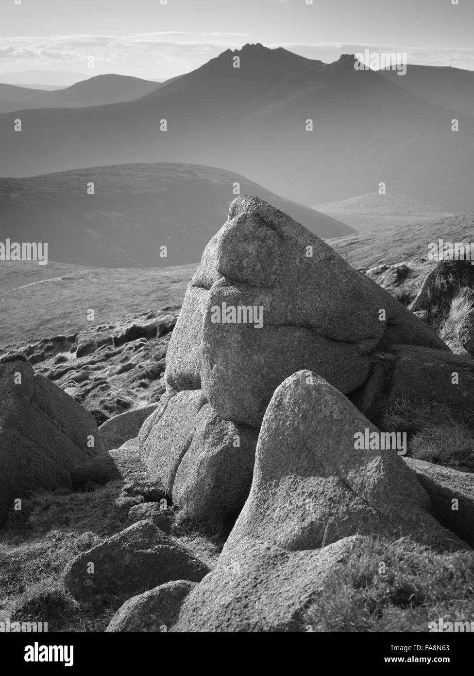 Immagine in bianco e nero di Slieve Donard, Mourne Mountains, County Down, Irlanda del Nord. Slieve Donard è la montagna più alta in Irlanda del Nord e, insieme con i relativi picchi minori, forma l'estremità settentrionale della Mourne Mountains. Foto Stock
