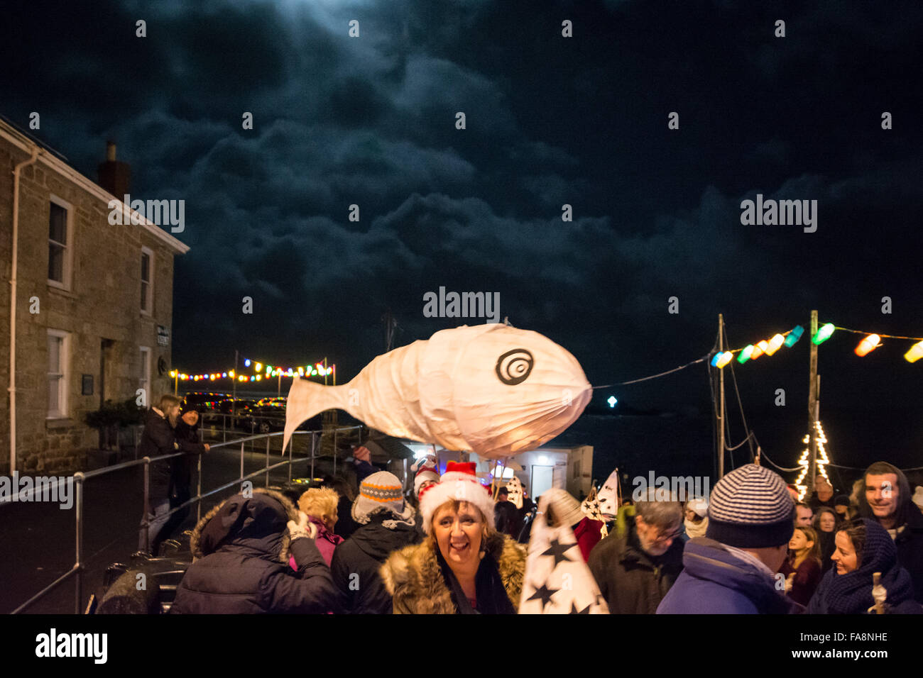 Mousehole, Cornwall, Regno Unito, 23 dicembre 2015. L annuale Tom Bawcock la processione attraverso il villaggio di Mousehole in Cornovaglia. Tenuto nella celebrazione del leggendario Tom's sforzi per salvare il villaggio dalla carestia impostando in mare di pesci di una violenta tempesta. Il Stargazy torta di pesce viene servita nei villaggi Ship Inn. Credito: Simon Yates/Alamy Live News Foto Stock