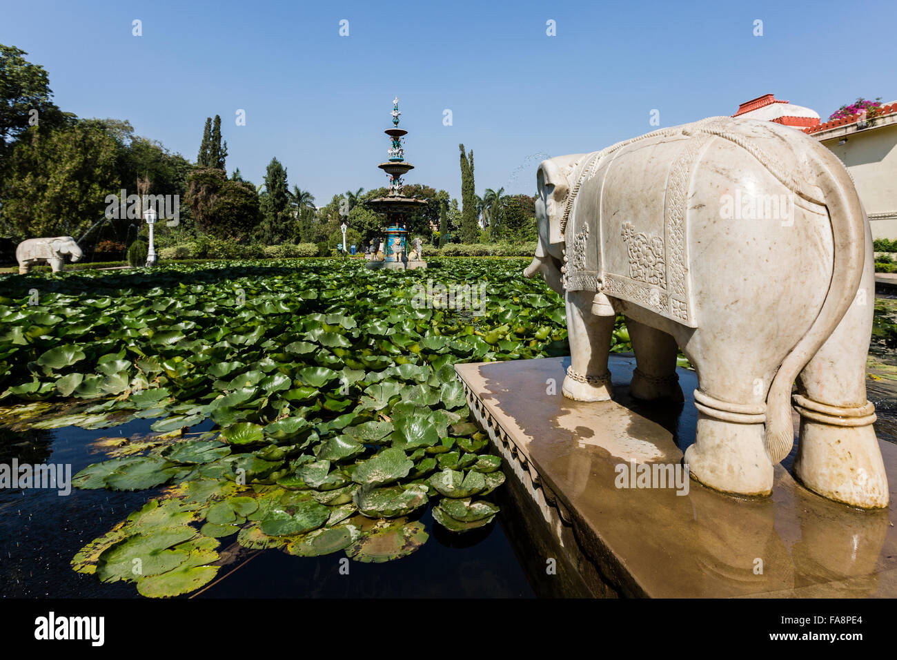 Vista del cortile delle fanciulle (Saheliyon-ki-Bari) in Usaipur, Rajasthan Foto Stock