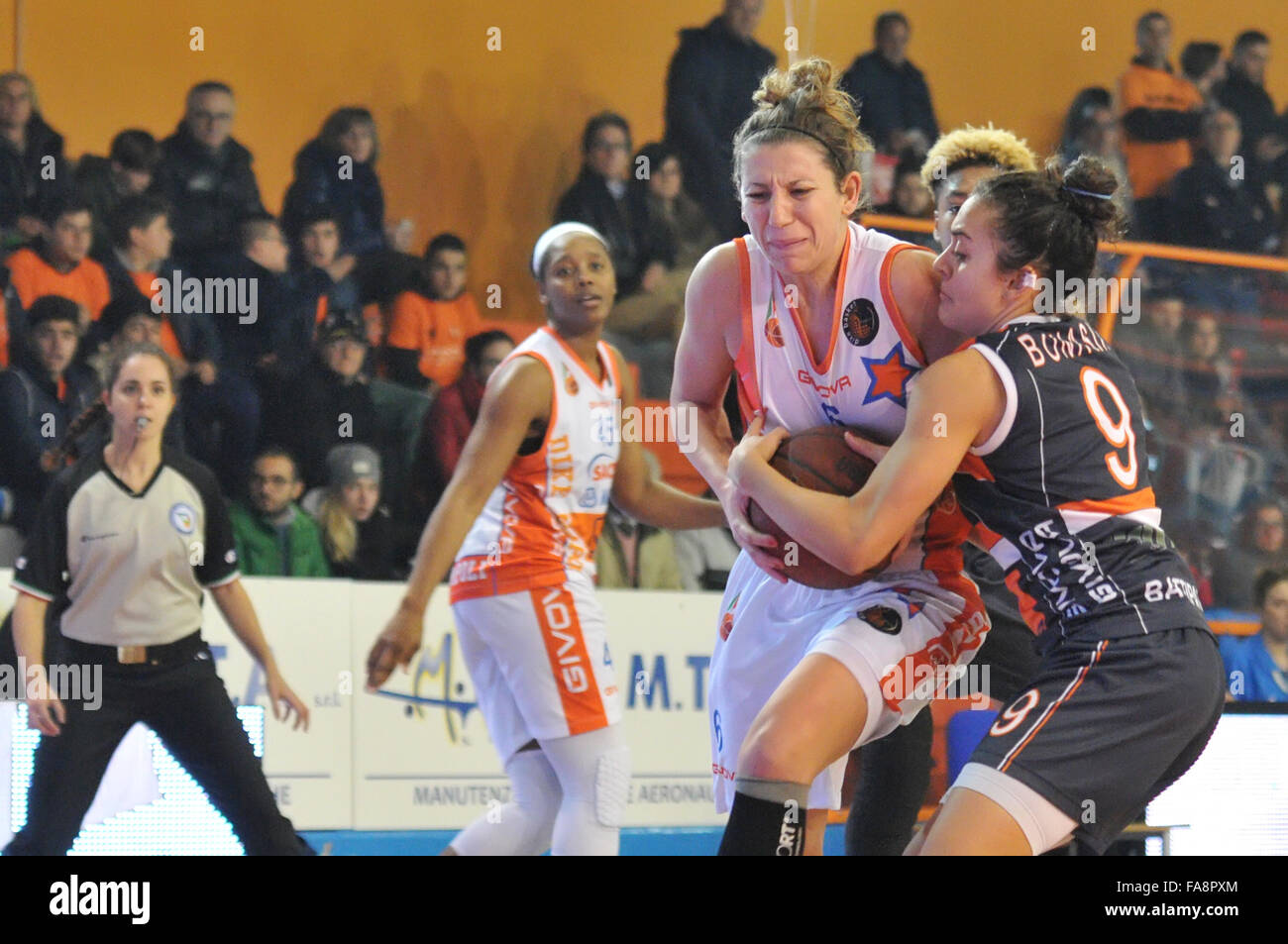 Napoli Italia. 22 Dic 2015. Napoli point guard Beatrice Carta in