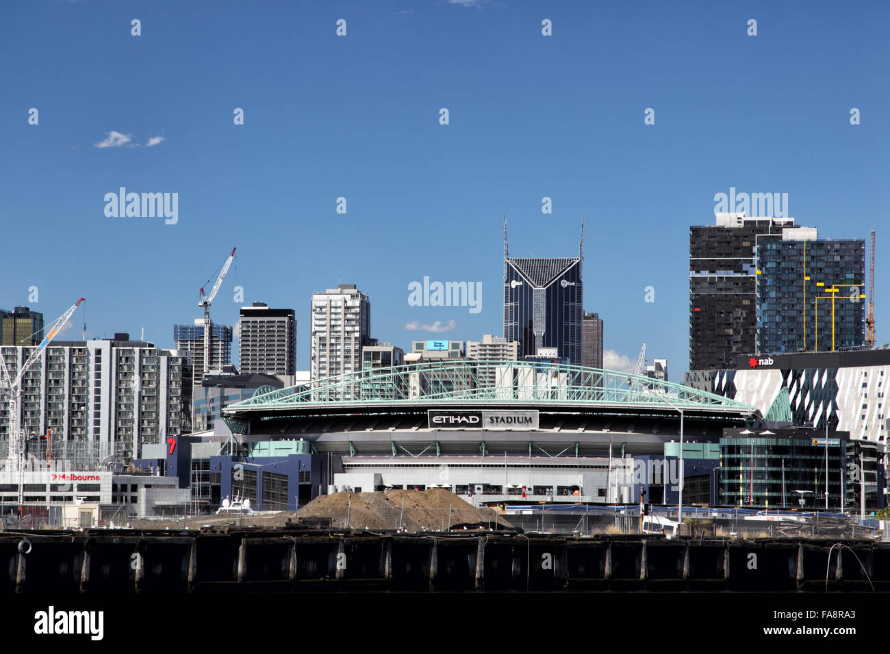Etihad Stadium sulla banca del fiume del fiume Yarra di Melbourne, Victoria, Australia, su una soleggiata giornata estiva. Foto Stock