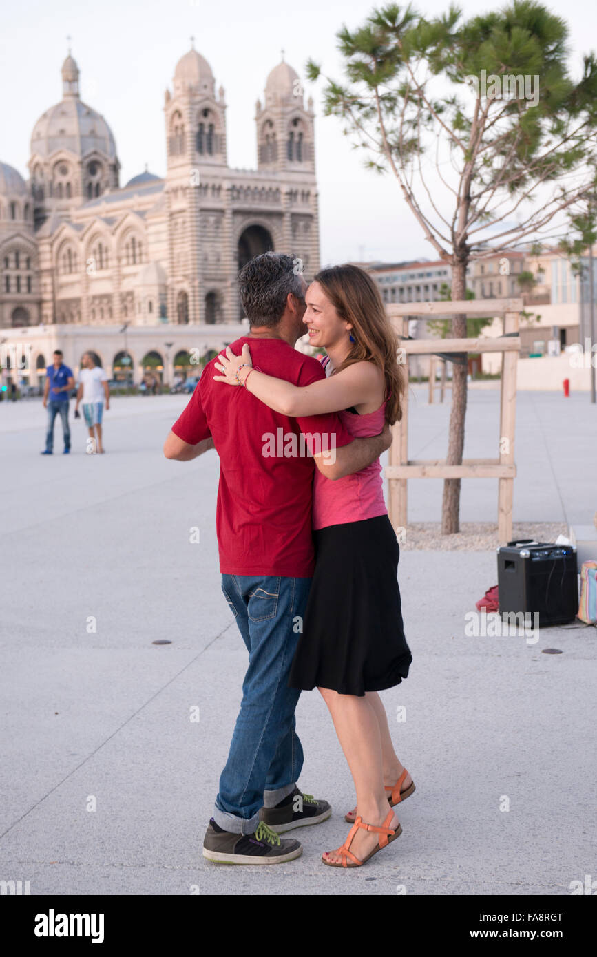 La gente in un brasiliano danza folcloristica gruppo raccogliere sul Vieux Port dalla Cattedrale di Marsiglia a ballare pratica. Foto Stock