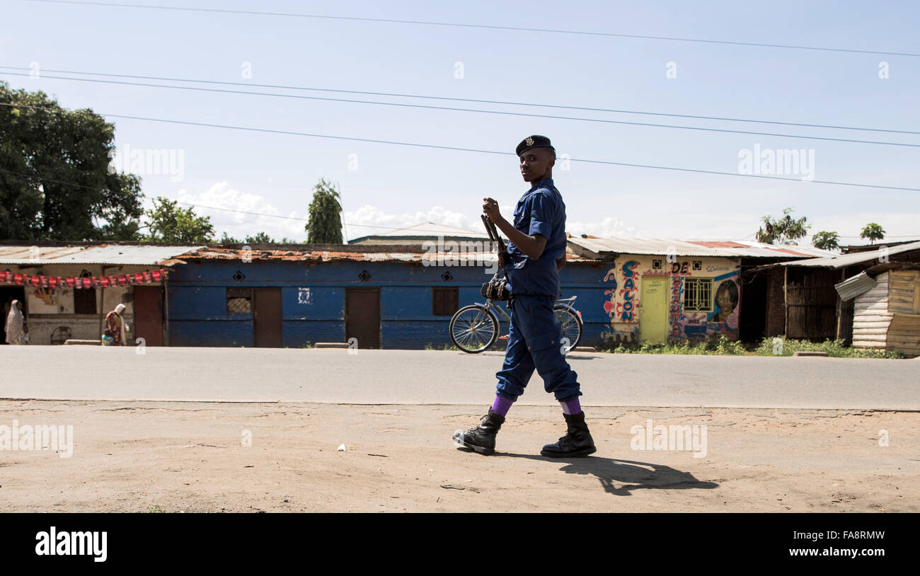 Un poliziotto di pattuglie Mutakura il trimestre in Burundi il capitale Bujumbura nel mese di novembre. La violenza è aumentata nel paese dal Presidente Pierre Nkurunziza di elezione per un terzo termine. Foto Stock