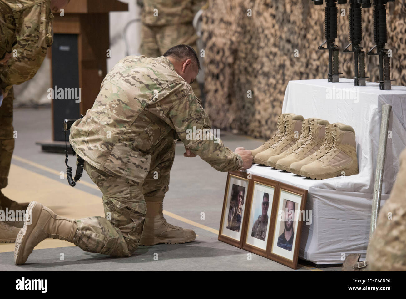 Bagram, Afghanistan. 23 Dic, 2015. Negli Stati Uniti i membri del servizio di pagare i loro rispetti durante un emotivo caduto il compagno cerimonia di congedo a Bagram Air Field 23 dicembre 2015 in Bagram, Afghanistan. La cerimonia si è svolta in onore di sei aviatori uccisi in azione dopo una improvvisata attacco esplosivo su Dicembre 21st. Foto Stock