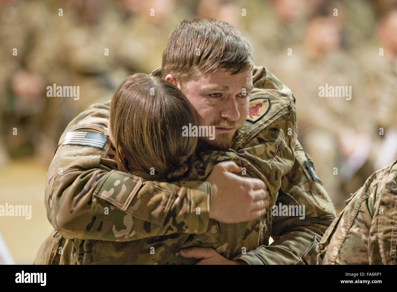 Bagram, Afghanistan. 23 Dic, 2015. Negli Stati Uniti i membri del servizio abbracciare come essi pagano i loro aspetti durante un emotivo caduto il compagno cerimonia di congedo a Bagram Air Field 23 dicembre 2015 in Bagram, Afghanistan. La cerimonia si è svolta in onore di sei aviatori uccisi in azione dopo una improvvisata attacco esplosivo su Dicembre 21st. Foto Stock