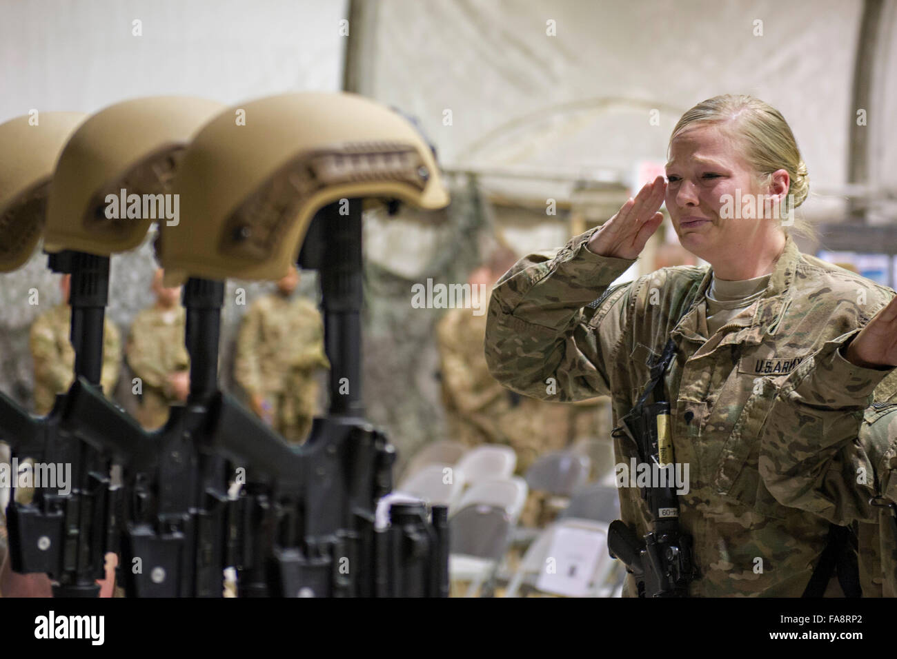 Bagram, Afghanistan. 23 Dic, 2015. Negli Stati Uniti i membri del servizio salutate come essi pagano i loro aspetti durante un emotivo caduto il compagno cerimonia di congedo a Bagram Air Field 23 dicembre 2015 in Bagram, Afghanistan. La cerimonia si è svolta in onore di sei aviatori uccisi in azione dopo una improvvisata attacco esplosivo su Dicembre 21st. Foto Stock