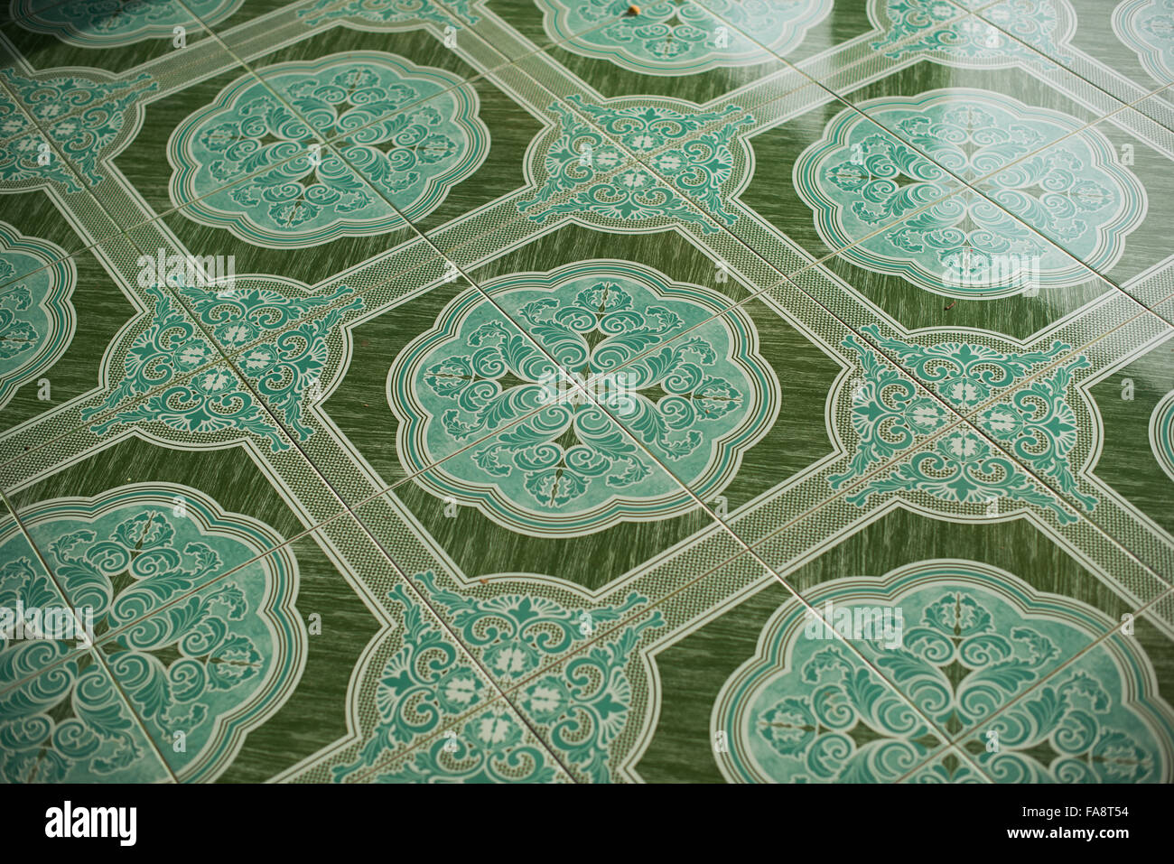 U min Thonze Pagoda piastrelle ornate Sagaing Myanmar // SAGAING, Myanmar — piastrelle ornate decorano la Pagoda di U min Thonze (nota anche come Pagoda OoHminThoneSel), un caratteristico tempio buddista costruito nella collina di Sagaing. La pagoda presenta un colonnato a forma di mezzaluna che ospita 45 immagini uniche di Buddha, con il suo nome che si traduce in "Pagoda delle trenta grotte" in riferimento ai suoi 30 archi d'ingresso decorati. Originariamente fondata dal re Tarabya i tra il 1327-1335 durante il periodo del regno di Sagaing, l'attuale struttura risale principalmente al 1847 dopo la ricostruzione dopo la devastante Ava earthqu del 1839 Foto Stock