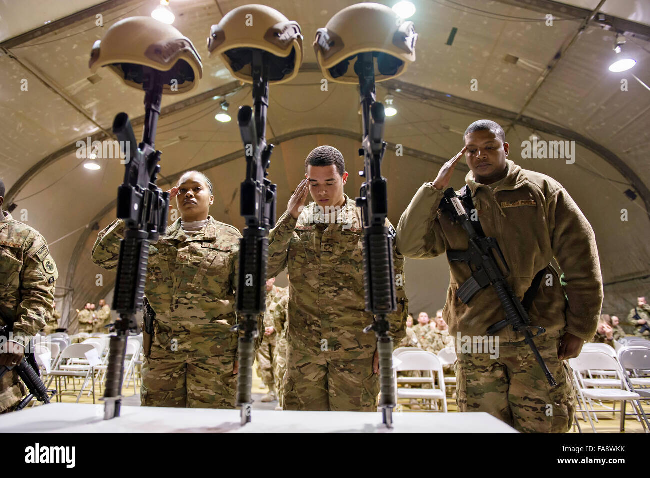 Bagram, Afghanistan. 23 Dic, 2015. Negli Stati Uniti i membri del servizio salutate come essi pagano i loro aspetti durante un emotivo caduto il compagno cerimonia di congedo a Bagram Air Field 23 dicembre 2015 in Bagram, Afghanistan. La cerimonia si è svolta in onore di sei aviatori uccisi in azione dopo una improvvisata attacco esplosivo su Dicembre 21st. Foto Stock