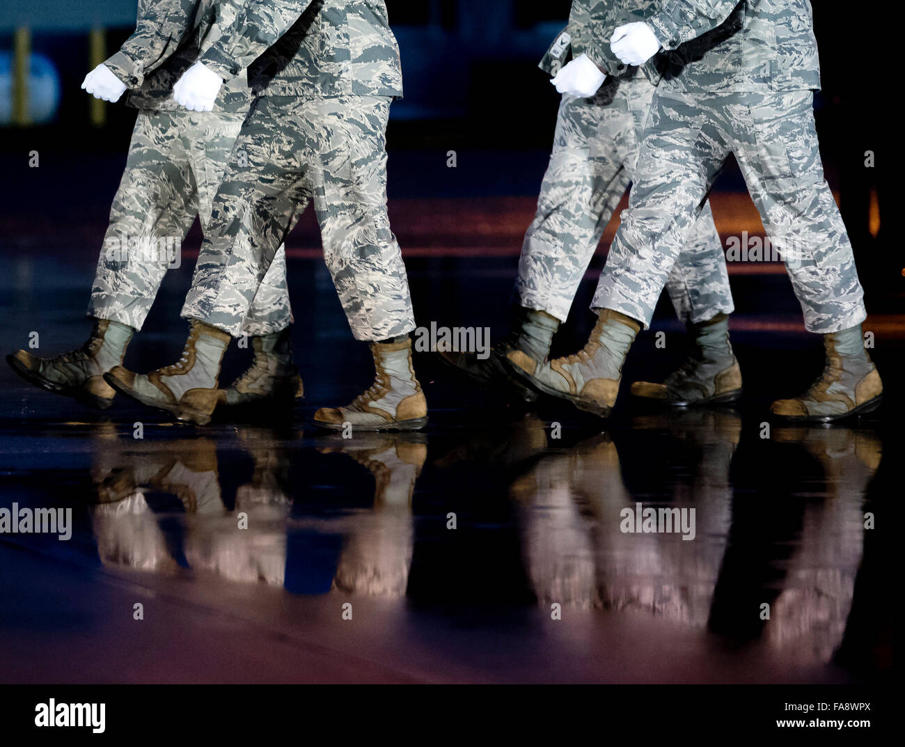 New Castle, Delaware, Stati Uniti d'America. 23 Dic, 2015. Dicembre 23, 2015 : La Forza Aerea Guardia d'onore arriva per il dignitoso trasferimento di Air Force Sergeant del personale Chester J. McBride a Castello Nuovo Aeroporto di New Castle, Delaware sul dicembre 23, 2015. McBride è stato uno dei sei soldati uccisi nel corso di un attentato suicida vicino Bagram Air Force Base in Afghanistan. Scott Serio/ESW/CSM/Alamy Live News Foto Stock