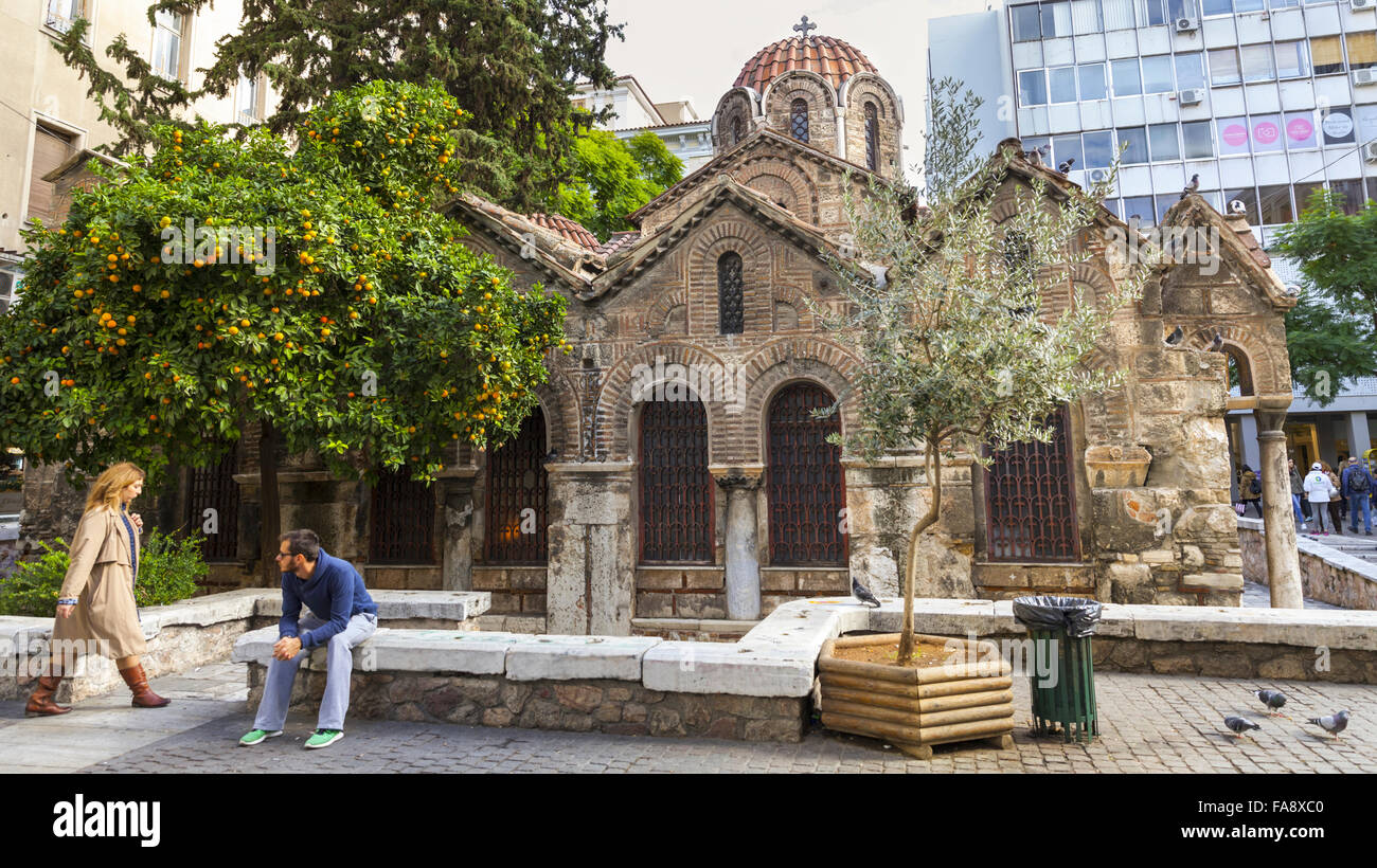 La chiesa di Panagia Kapnikarea, una vecchia chiesa greco ortodossa, la strada dello shopping di Emou a Atene, Grecia Foto Stock