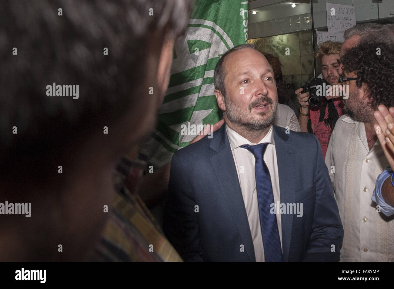 Buenos Aires, Argentina. 23 Dic, 2015. Direttore Sabatella MartÃ-n lascia la costruzione di supporti AFSCA watchdog. Presidente Mauricio Macri nominato Agustin Garzon, un uomo del suo partito come direttore da meas di un decreto, ma Sabatella, designato da ex-Presidente Cristina Fernandez de Kirchner, rifiuta di dimettersi sostenendo che AFSCA è autonoma dalla legge, e il suo mandato termina nel 2017 e non può essere revocato da che significa. Credito: Patricio Murphy/ZUMA filo/Alamy Live News Foto Stock