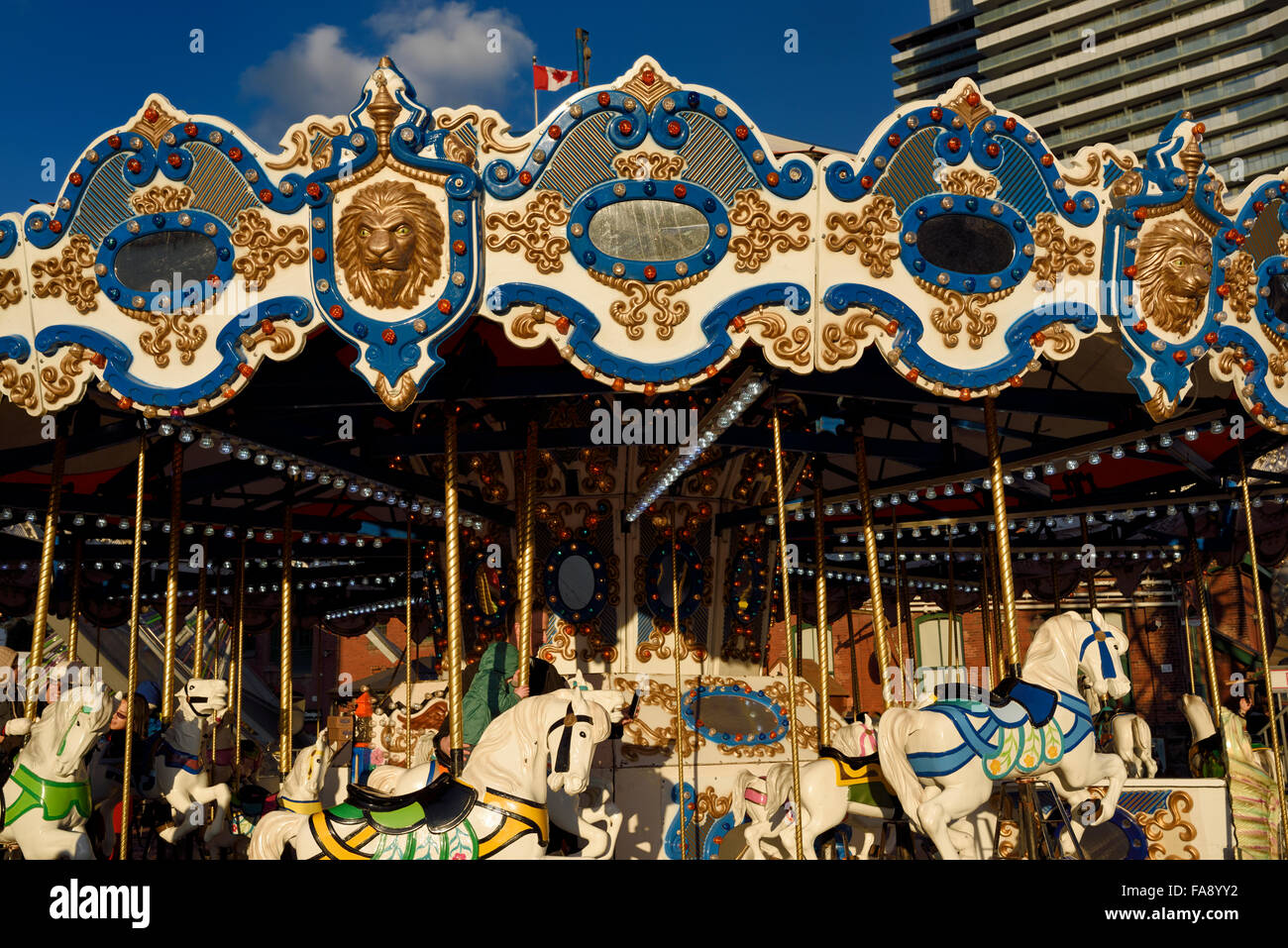 Classic merry-go-round con cavalli a Toronto Mercatino di Natale Distillery District Foto Stock