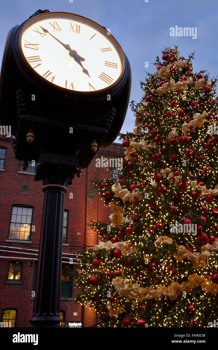 Distillery District orologio con Toronto Mercatino di Natale decorate albero esterno Foto Stock