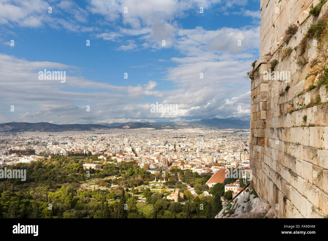 Vista dall'entrata dell'Acropoli di Atene verso l'Antica Agorà e in tutta la città di Atene, Grecia Foto Stock