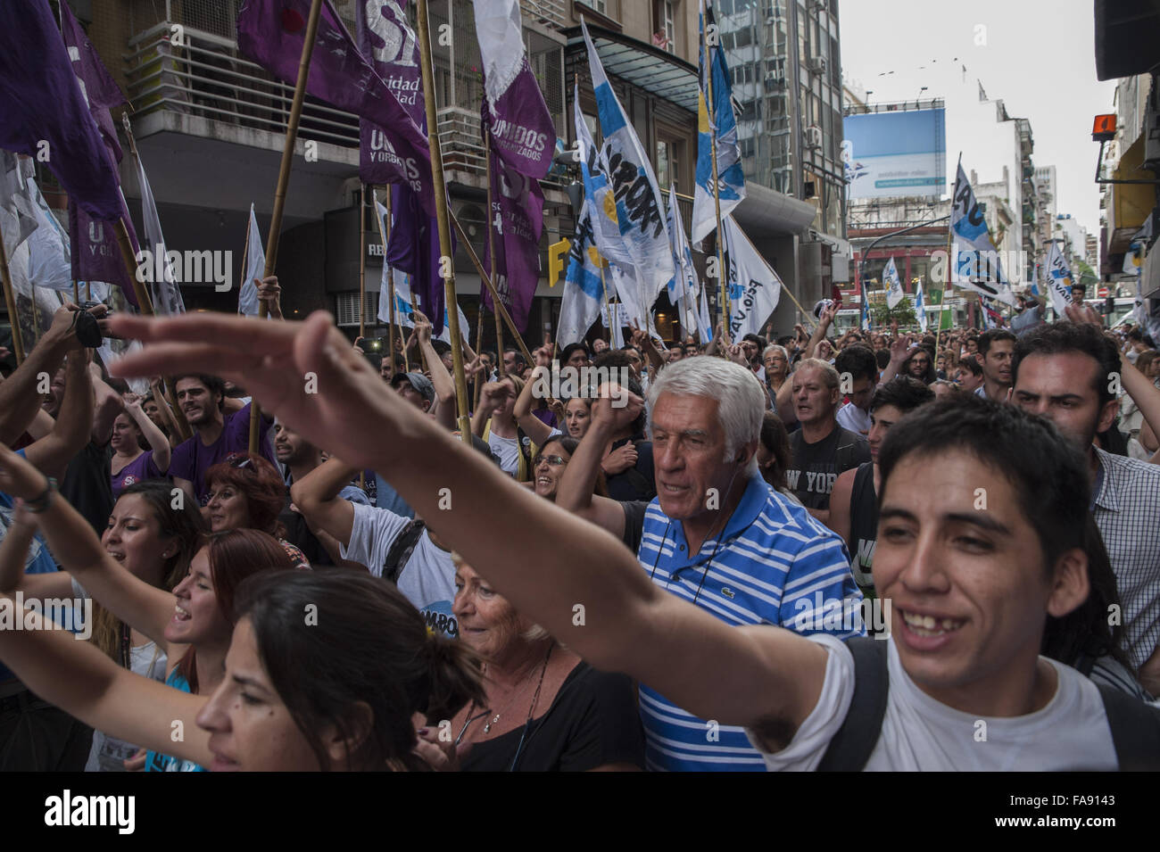 Buenos Aires, Argentina. 23 Dic, 2015. I sostenitori del direttore Sabatella MartÃ-n raccogliere all'esterno dell'edificio di media AFSCA watchdog dopo Presidente Mauricio Macri il governo ha annunciato un decreto per assumere il controllo. Presidente Macri nominato Agustin Garzon, un uomo del suo partito come direttore, ma Sabatella, designato da ex-Presidente Cristina Fernandez de Kirchner, rifiuta di dimettersi sostenendo che AFSCA è autonoma dalla legge, e il suo mandato termina nel 2017 e non può essere revocato per decreto. Credito: Patricio Murphy/ZUMA filo/Alamy Live News Foto Stock