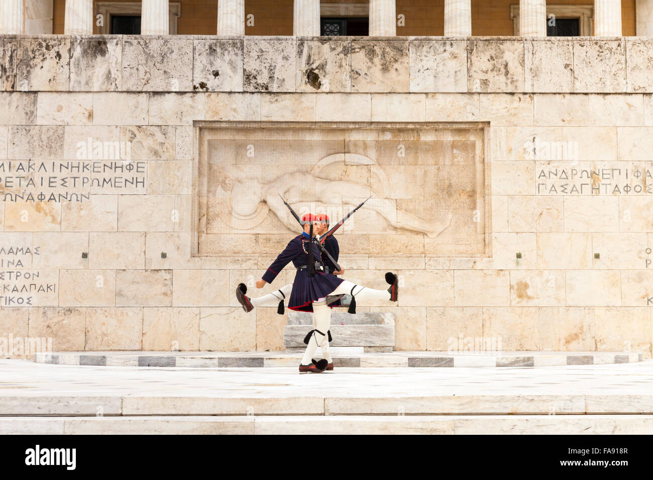 Le guardie presidenziali,chiamato Evzones, presso la tomba del Soldato sconosciuto nella parte anteriore della Hellenic (Greco) il Parlamento, Atene Foto Stock