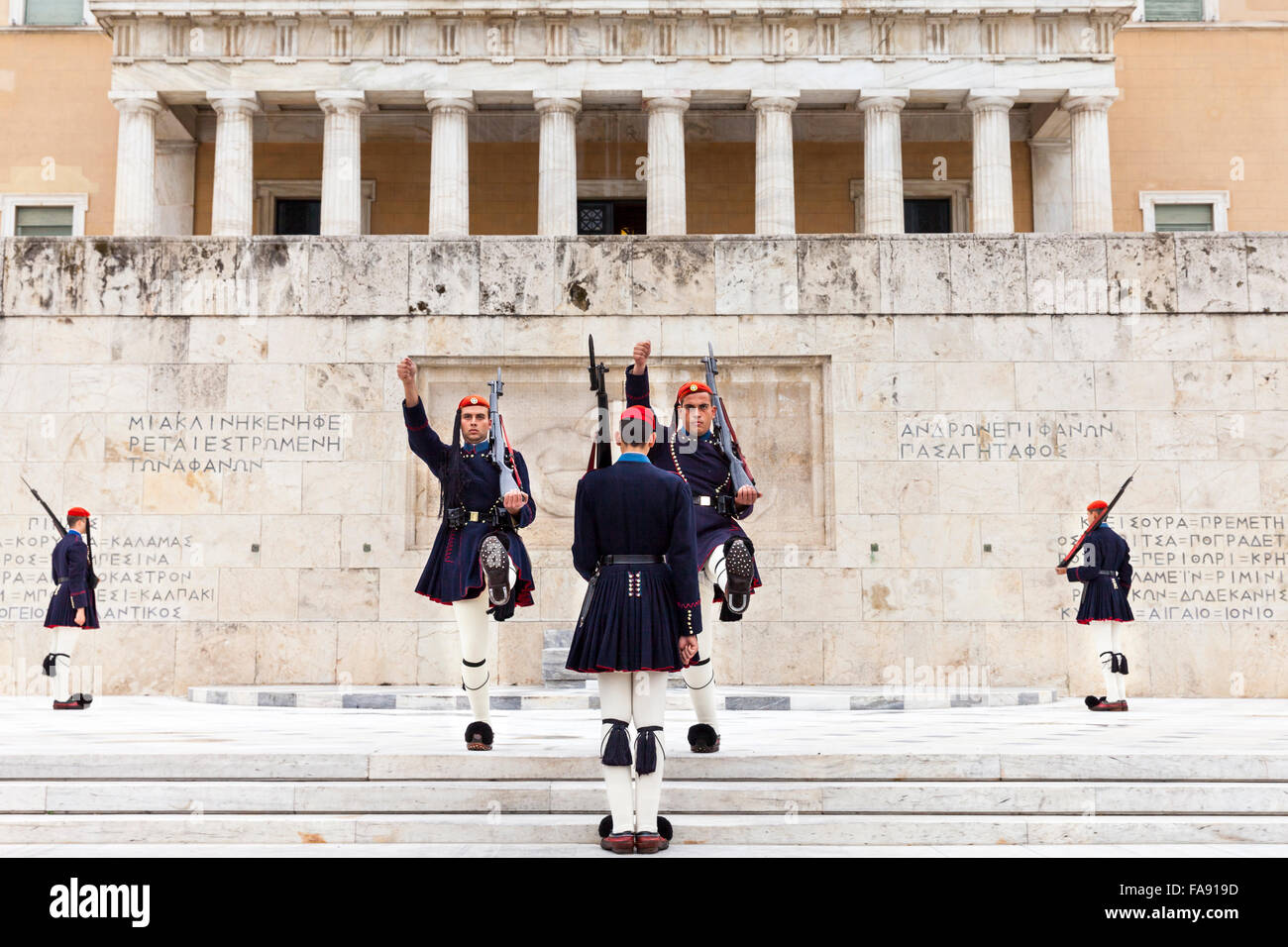Modifica delle guardie presidenziali, chiamati Evzones, presso l'ente ellenico per il Parlamento europeo il parlamento greco ha edificio, Atene Foto Stock