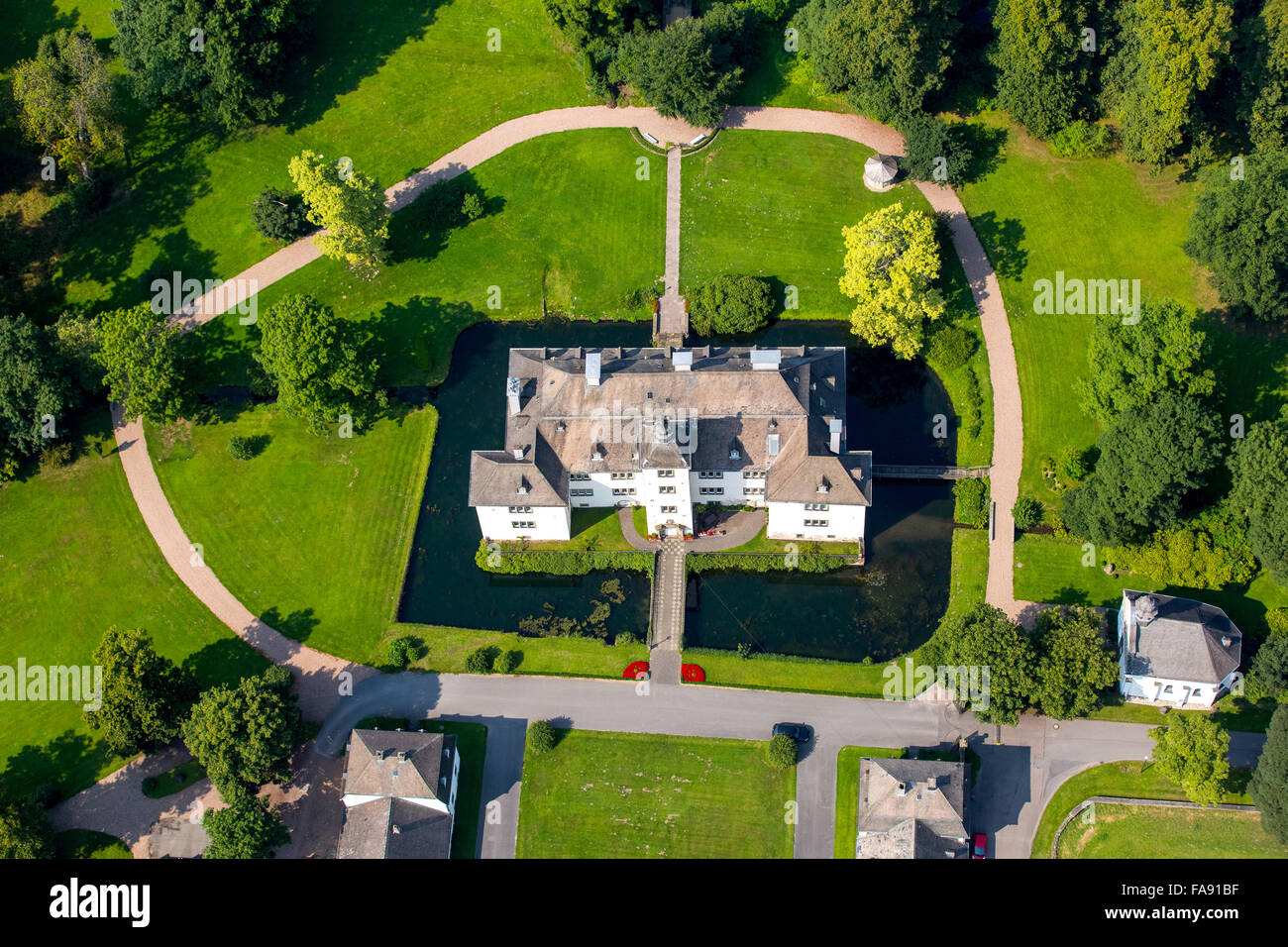 Schloss Laer con cappella, Meschede, Sauerland, Renania settentrionale-Vestfalia, Germania, Europa, vista aerea, Castello Laer Meschede, Foto Stock