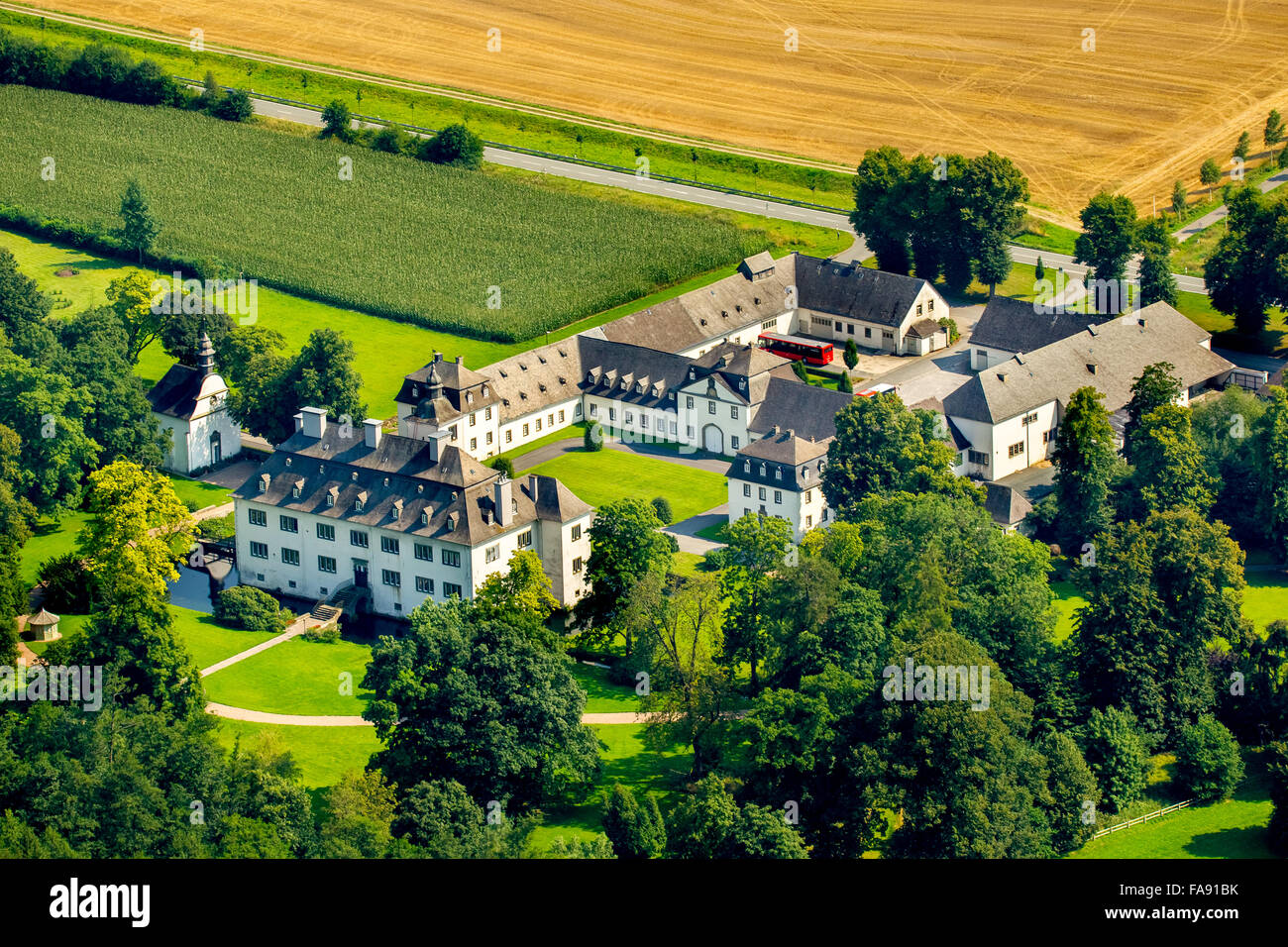 Schloss Laer con cappella, Meschede, Sauerland, Renania settentrionale-Vestfalia, Germania, Europa, vista aerea, Castello Laer Meschede, Foto Stock