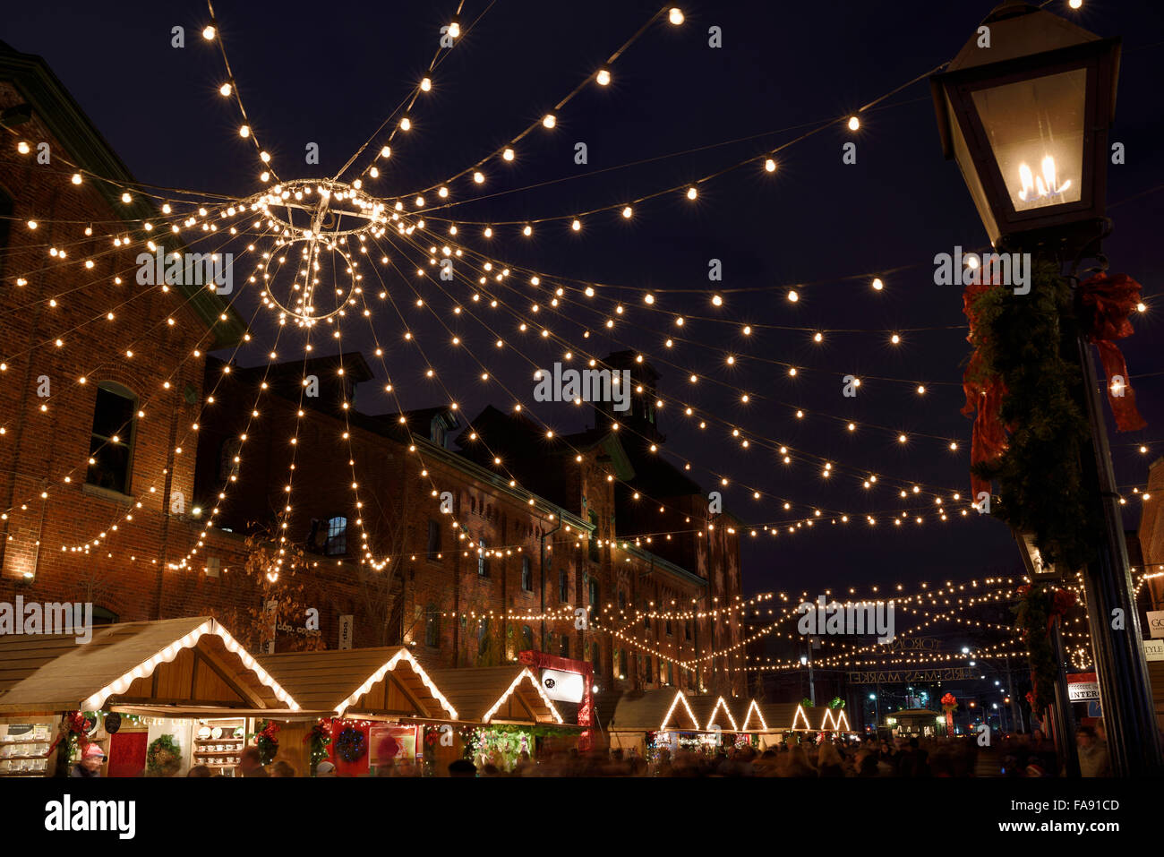 Infilate le luci su trinity street Historic Distillery District per il Toronto mercatino di natale con lampada a gas di notte Foto Stock