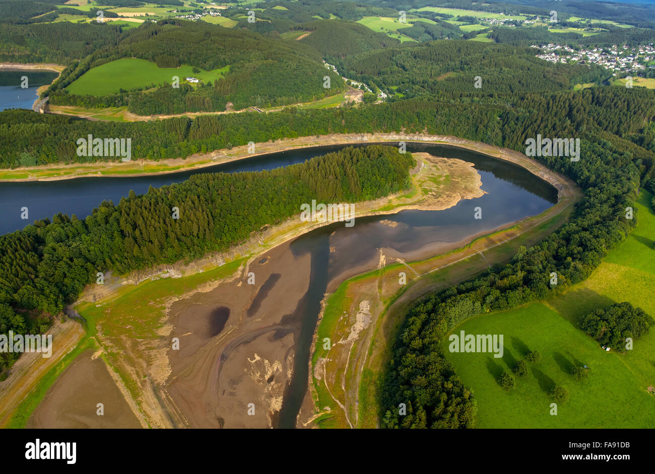 Abbassato i livelli di acqua nel Biggetalsperre, basso-acqua, riparazione di rockfill dam, camping, dam, Olpe, Sauerland Biggetalsperre, Foto Stock