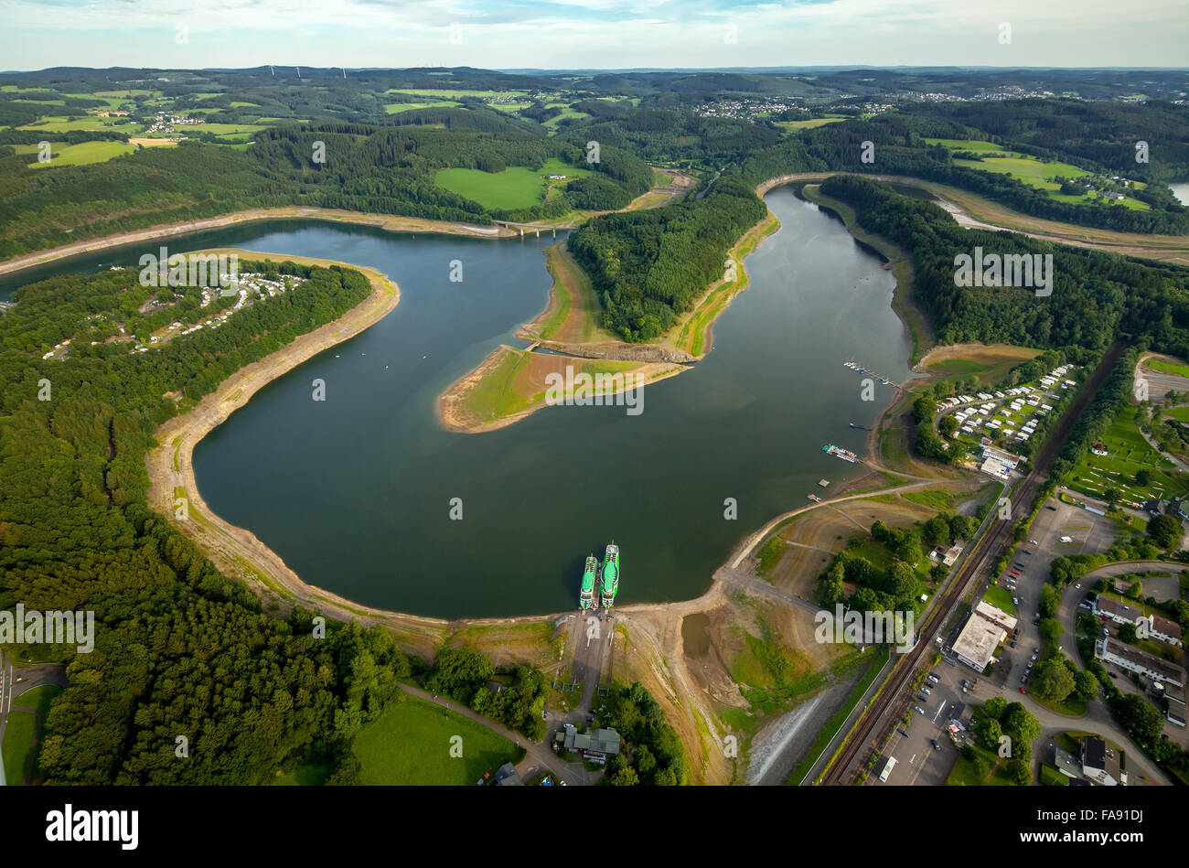 Abbassato i livelli di acqua nel Biggetalsperre, basso-acqua, riparazione di rockfill dam, camping, dam, Olpe, Sauerland Biggetalsperre, Foto Stock