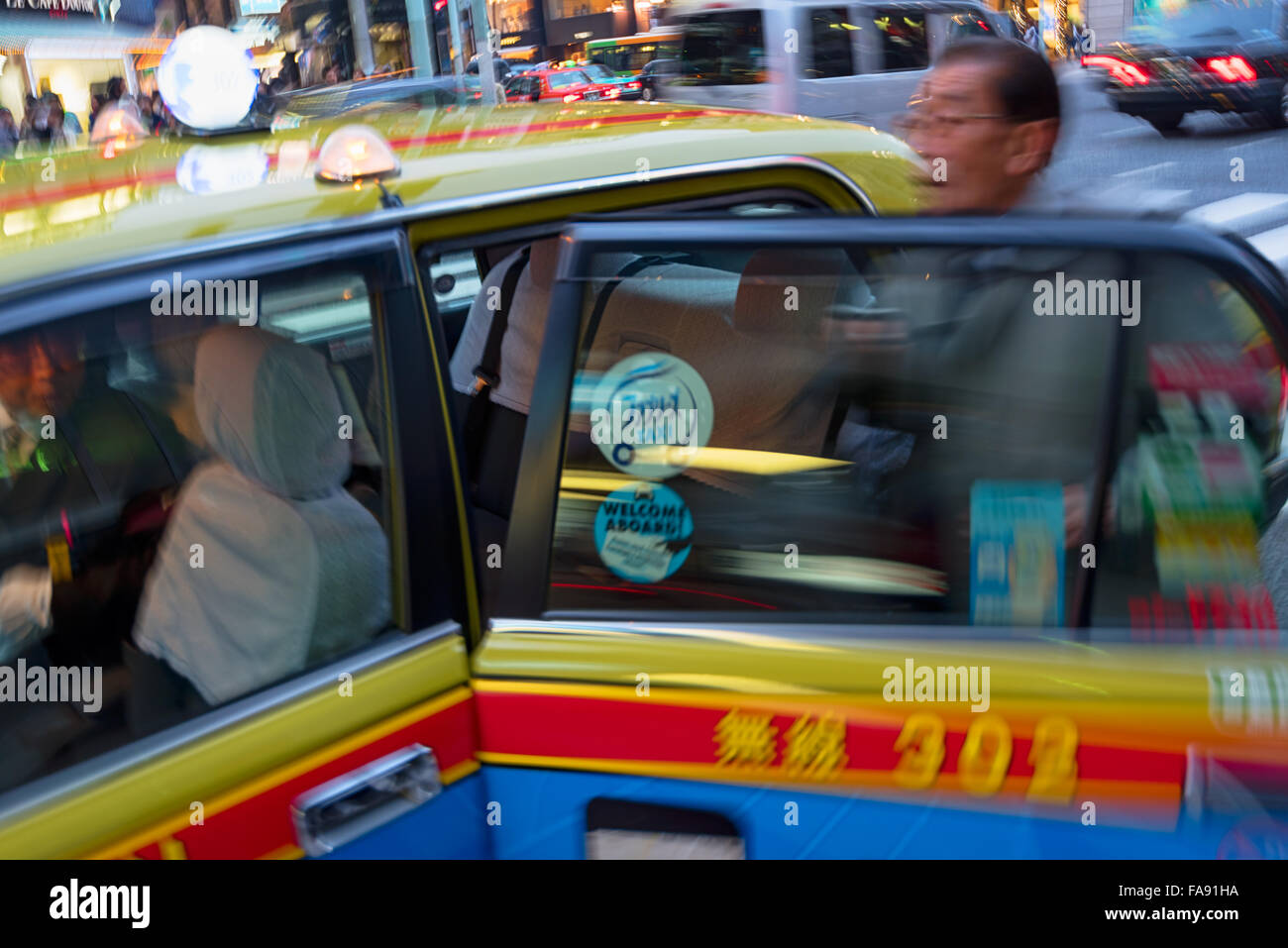 Tokyo, Giappone - Dic 10, 2015: Un giapponese sconosciuto business man prendere un taxi in strada trafficata del quartiere di Ginza, Tokyo. Foto Stock