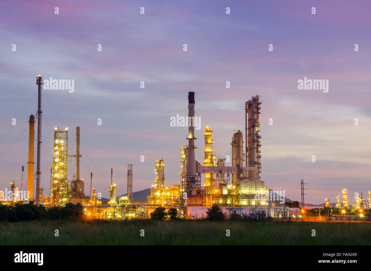 Impianto petrolchimico al crepuscolo, Thailandia. Foto Stock