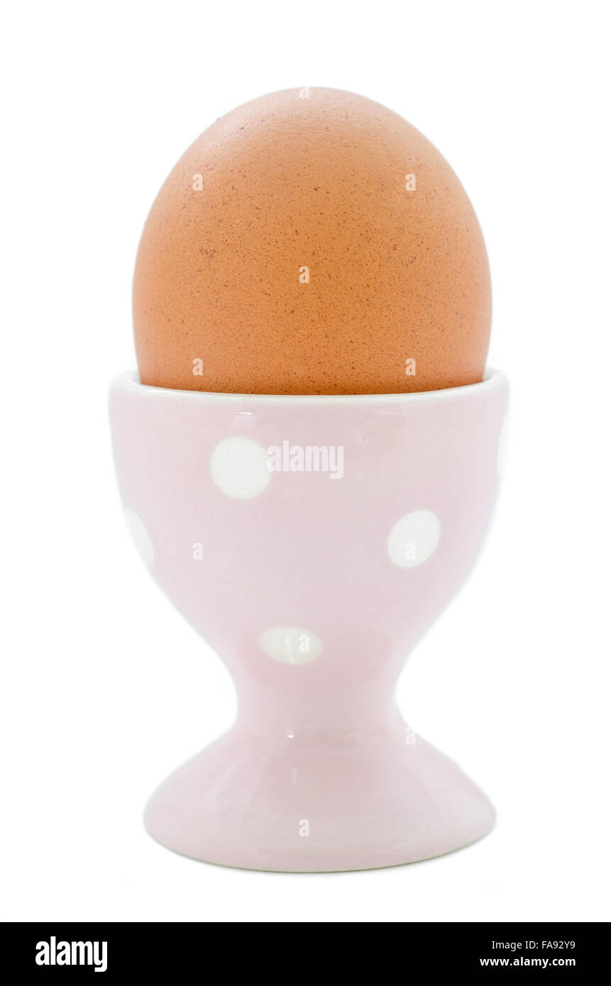 Brown uovo uovo in tazza isolata su sfondo bianco. Foto Stock