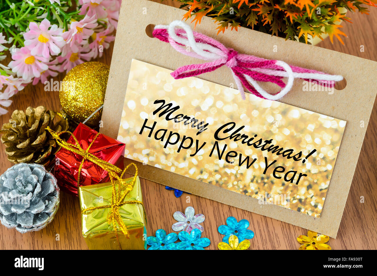 Natale biglietto di auguri ans felice anno nuovo con decorazioni di Natale con fiore su sfondo di legno. Foto Stock