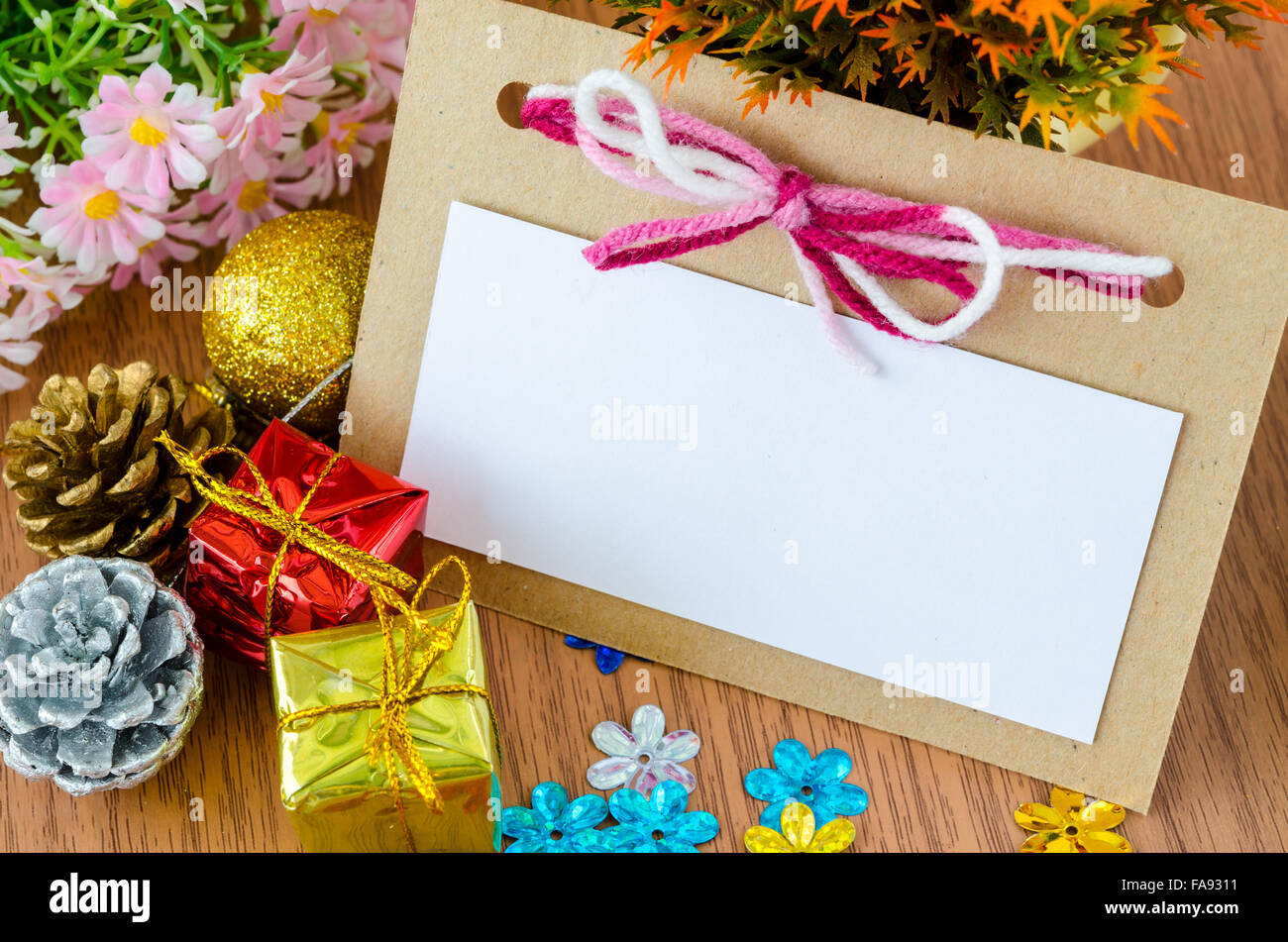 Bianco Natale biglietto di auguri per il vostro testo con decorazioni di Natale con fiore su sfondo di legno. Foto Stock