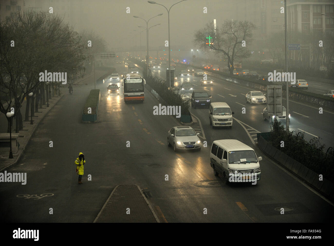 Una densa foschia dell inquinamento dell aria buste di Beijing in Cina. 01-Dec-2015 Foto Stock