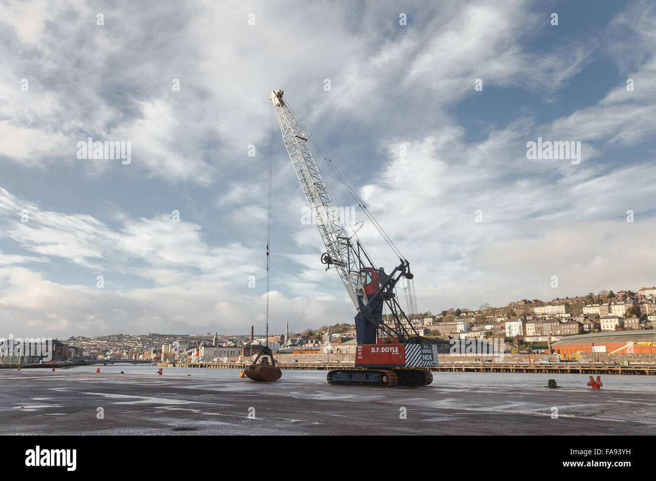 Afferrare la gru nel porto di Cork City Foto Stock