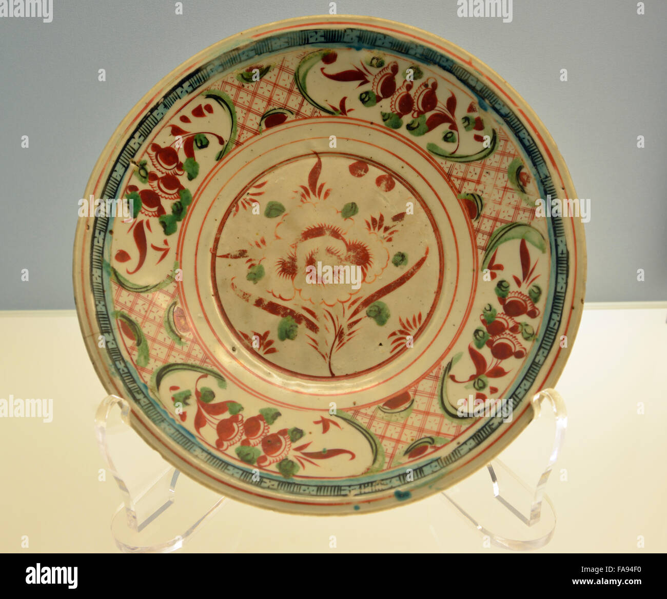 Piatto policromo con le peonie. Zhangzhou Ware. Il Museo di Shanghai. Foto Stock