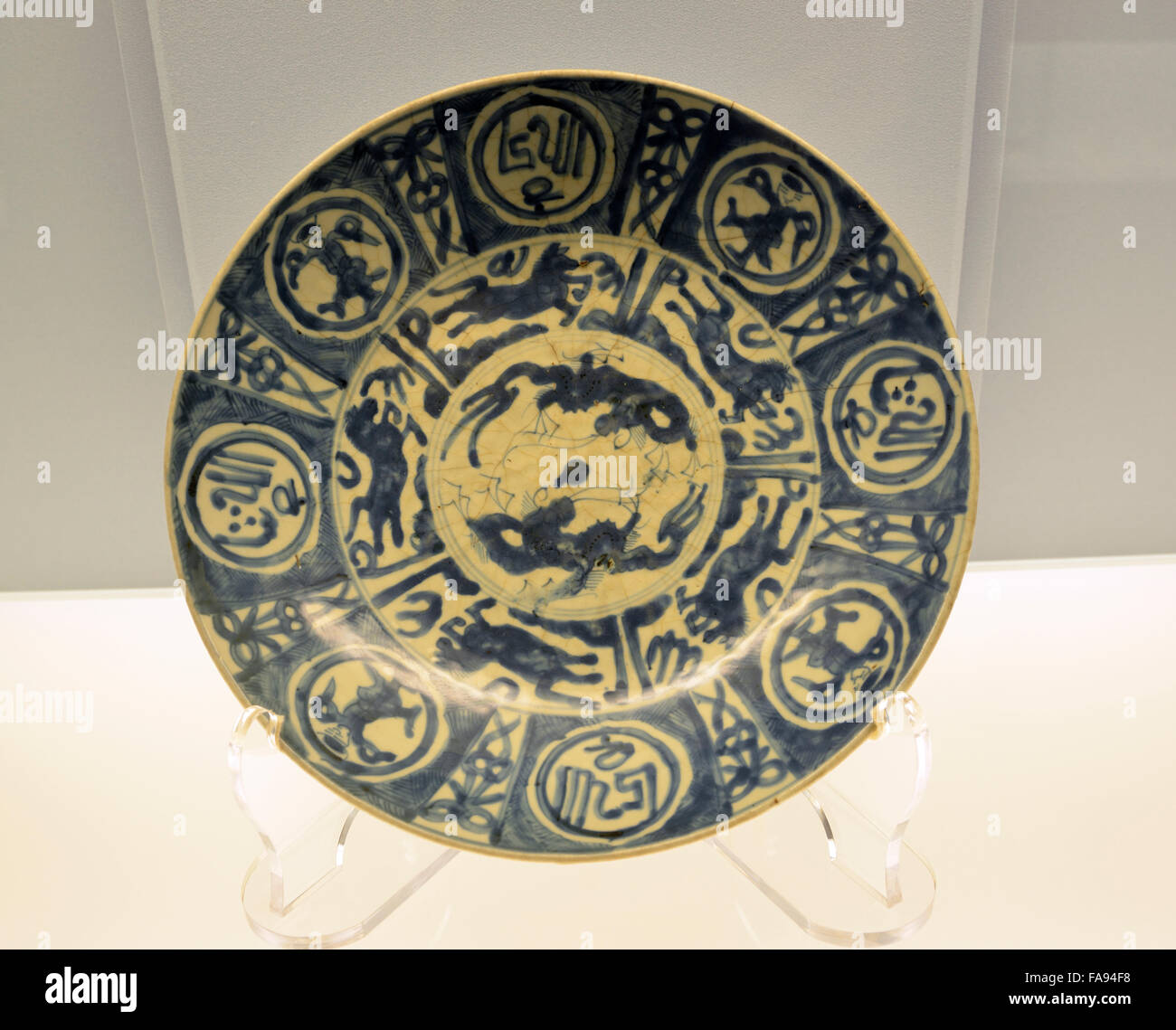 Bianco e blu in piatto con figure e cavalli tra le onde. Zhangzhou Ware. Il Museo di Shanghai. Foto Stock