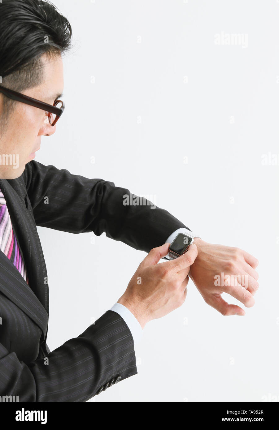 Imprenditore giapponese con smart indossabile watch Foto Stock