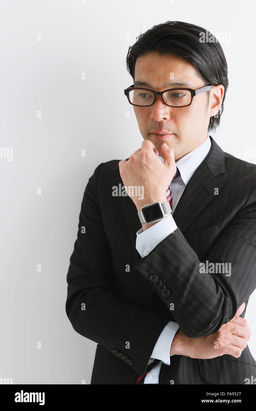 Imprenditore giapponese con smart indossabile watch Foto Stock