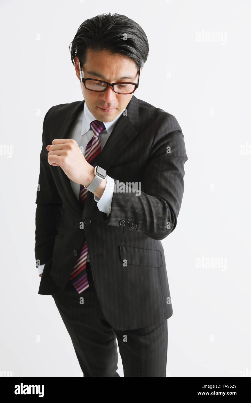Imprenditore giapponese con smart indossabile watch Foto Stock