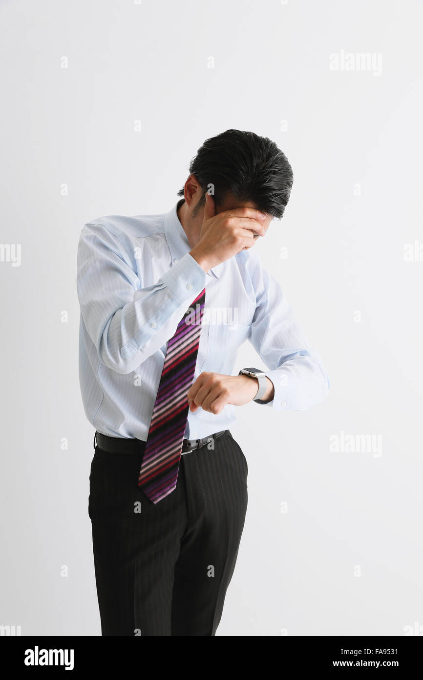 Imprenditore giapponese con smart indossabile watch Foto Stock