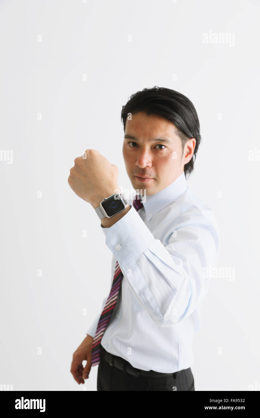 Imprenditore giapponese con smart indossabile watch Foto Stock