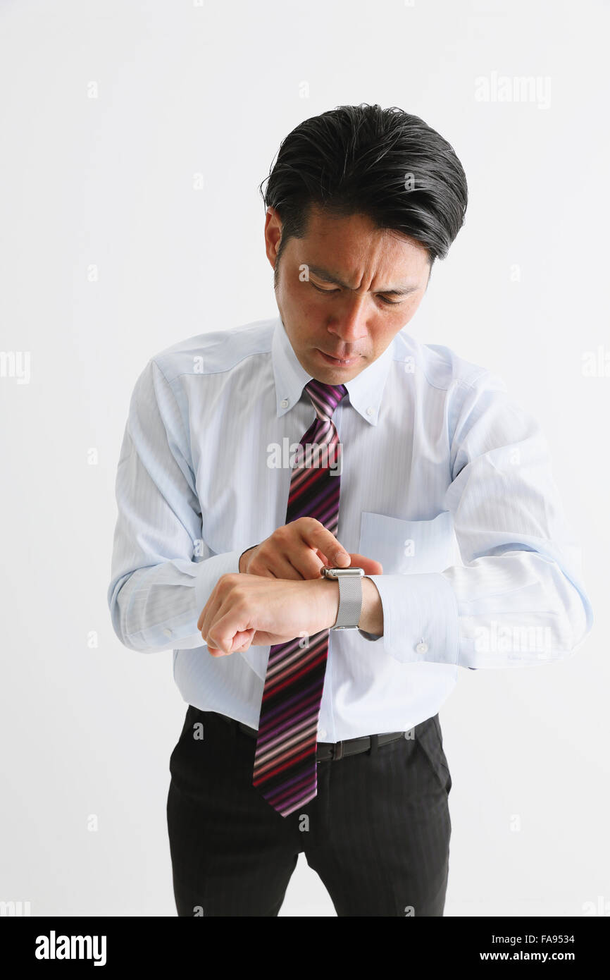 Imprenditore giapponese con smart indossabile watch Foto Stock