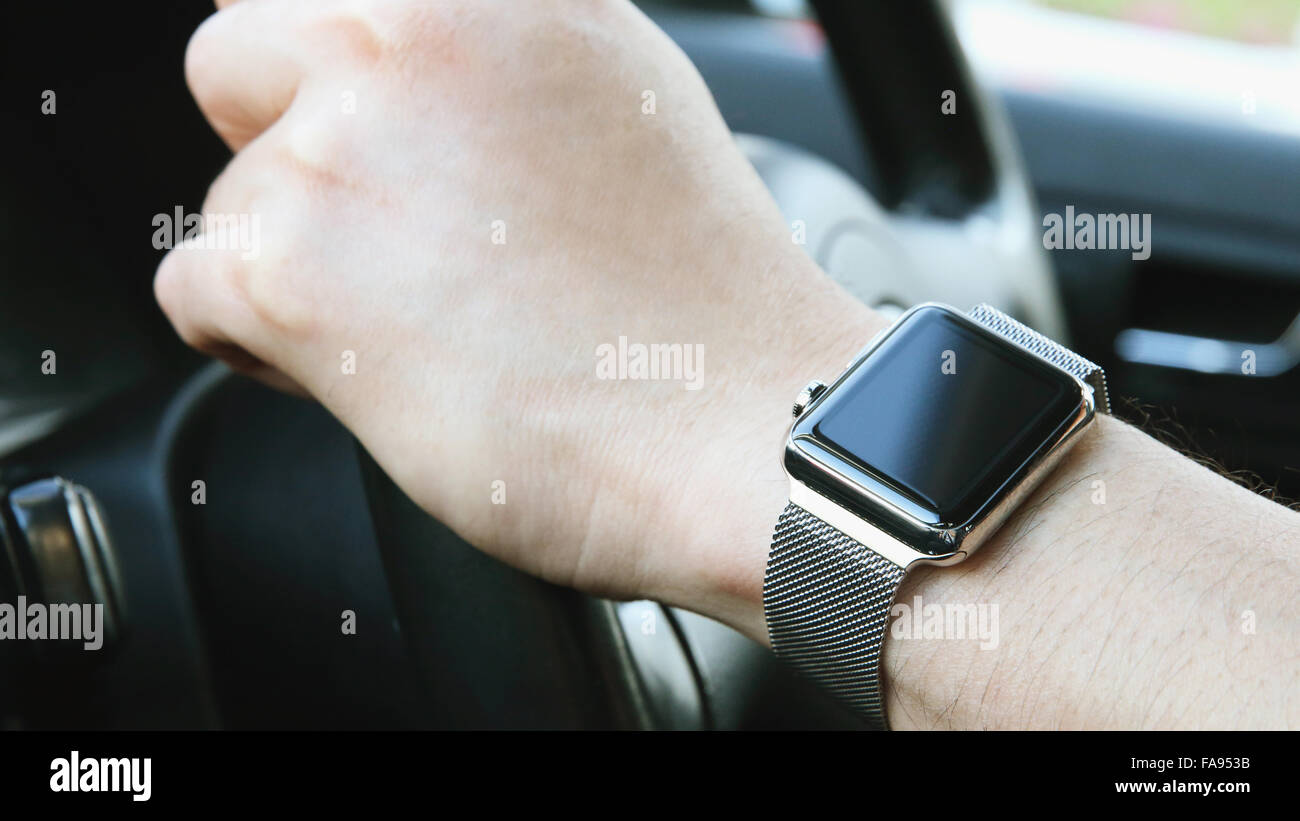 Uomo giapponese in auto con wearable smart watch Foto Stock