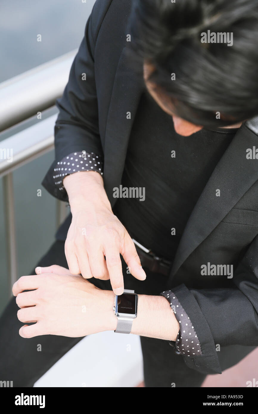 Imprenditore giapponese con smart indossabile watch Foto Stock
