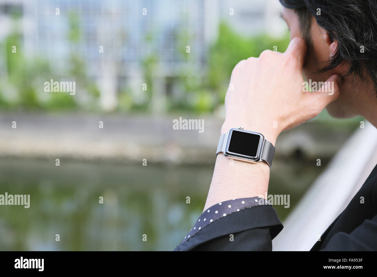 Imprenditore giapponese con smart indossabile watch Foto Stock