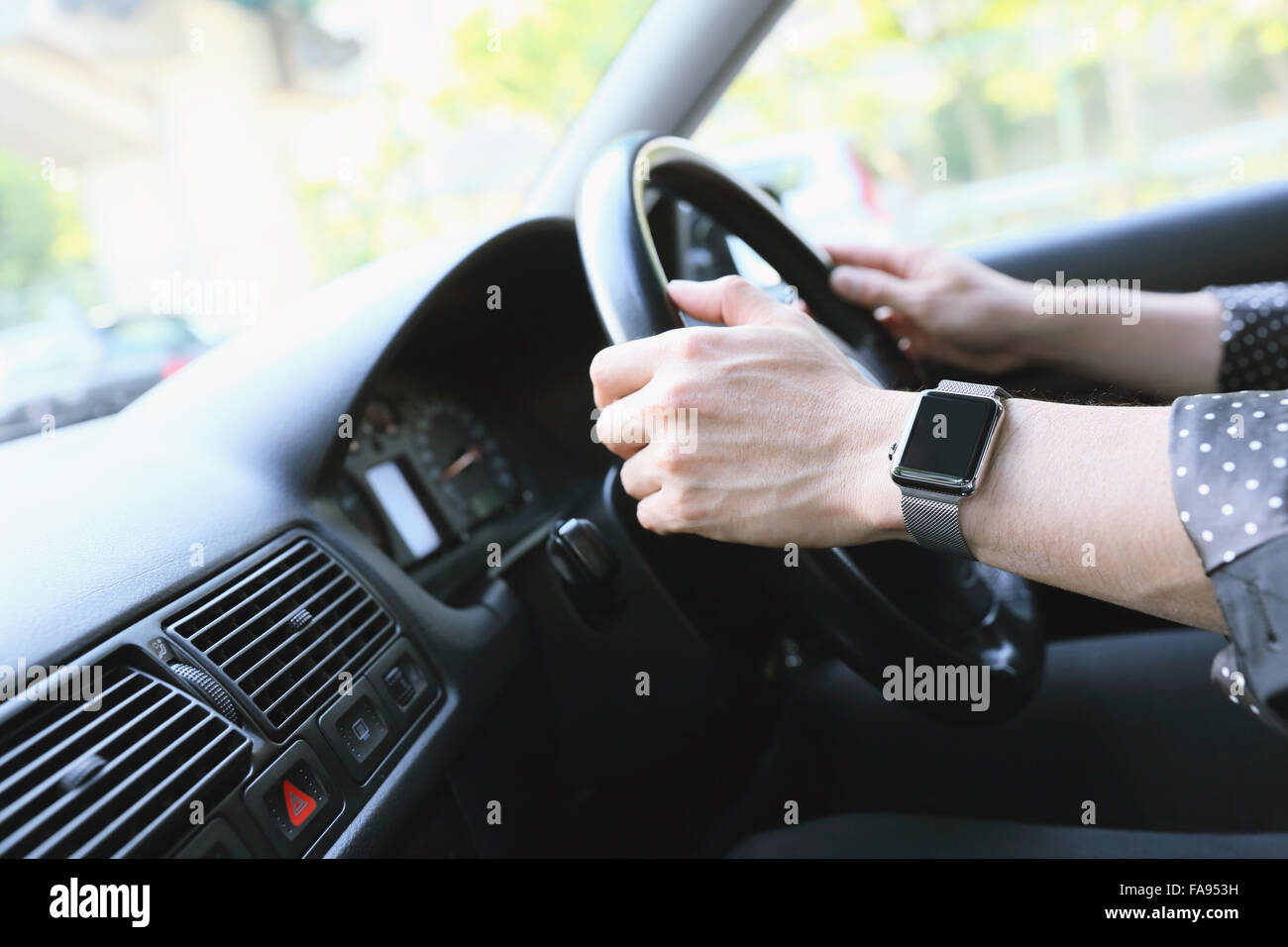 Uomo giapponese in auto con wearable smart watch Foto Stock