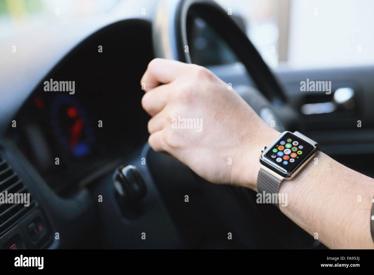 Uomo giapponese in auto con wearable smart watch Foto Stock