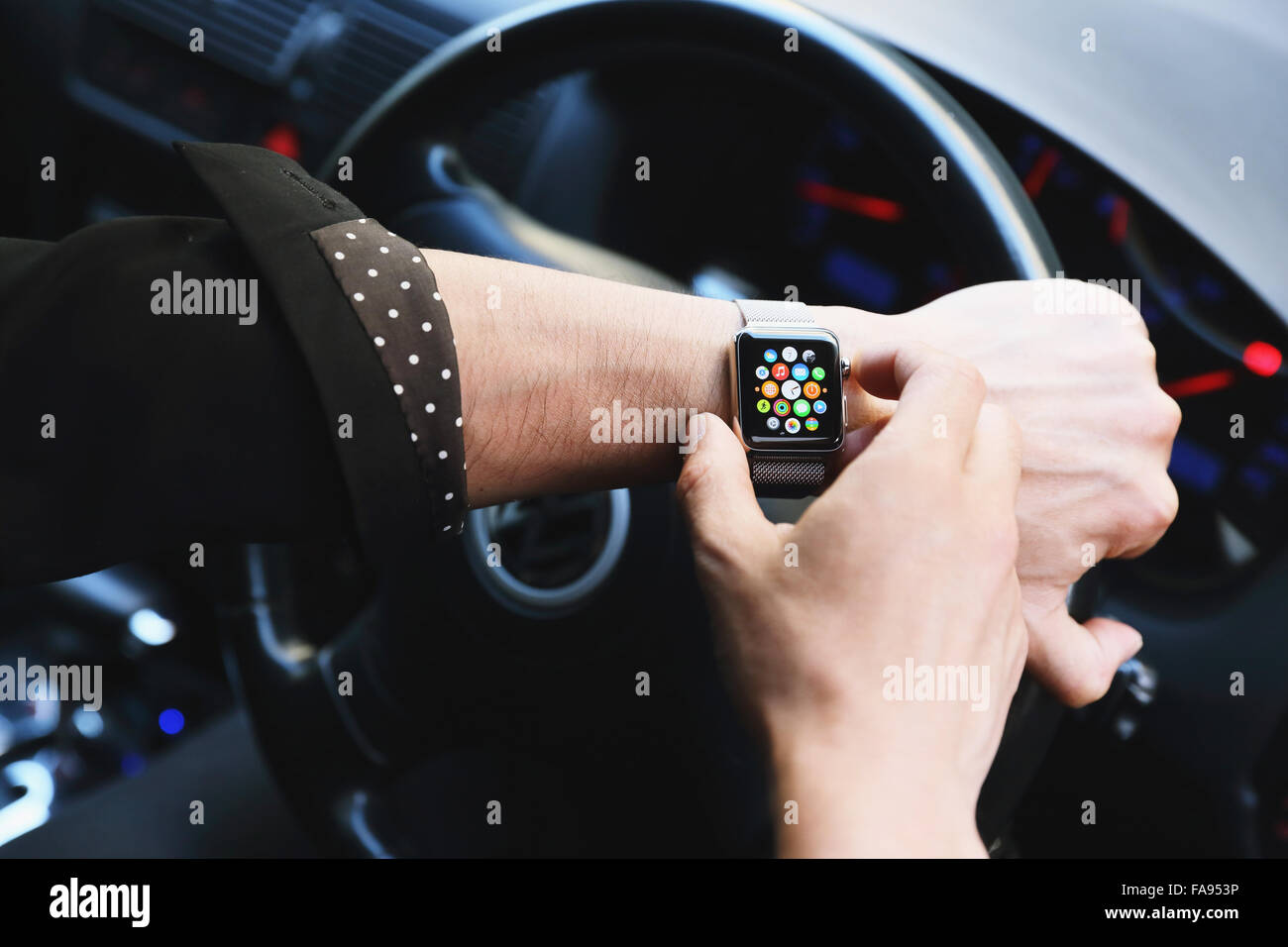 Uomo giapponese in auto con wearable smart watch Foto Stock
