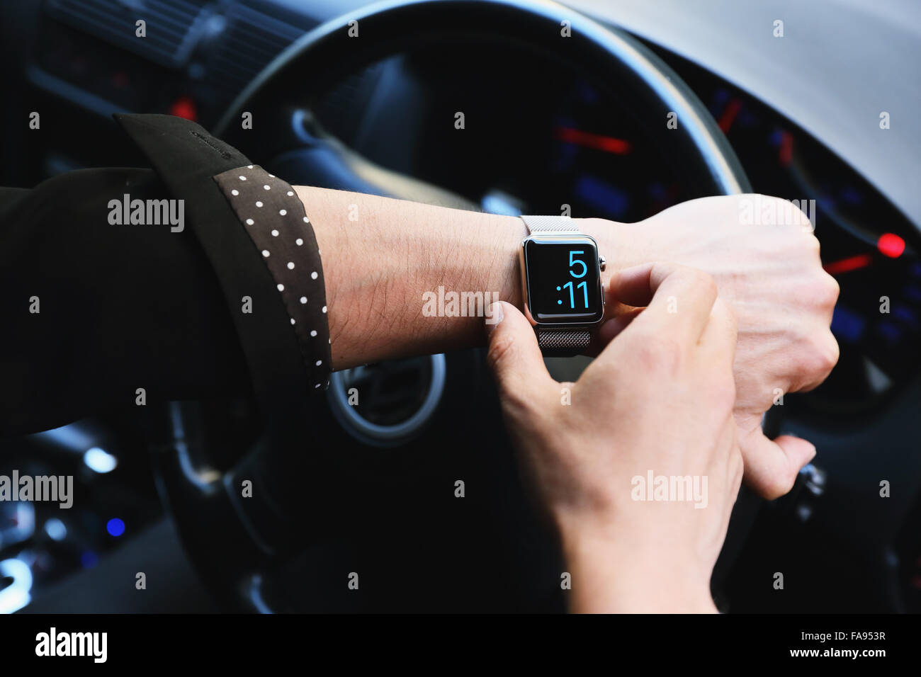 Uomo giapponese in auto con wearable smart watch Foto Stock
