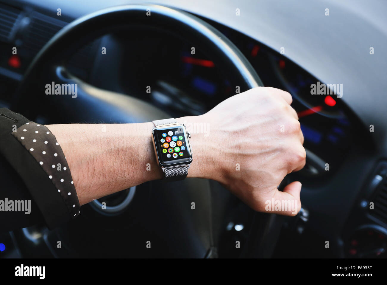 Uomo giapponese in auto con wearable smart watch Foto Stock