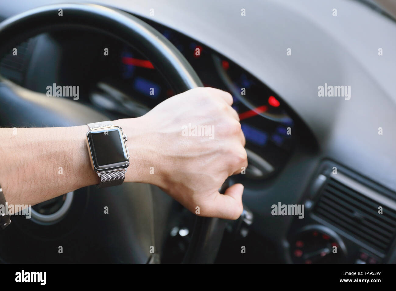Uomo giapponese in auto con wearable smart watch Foto Stock